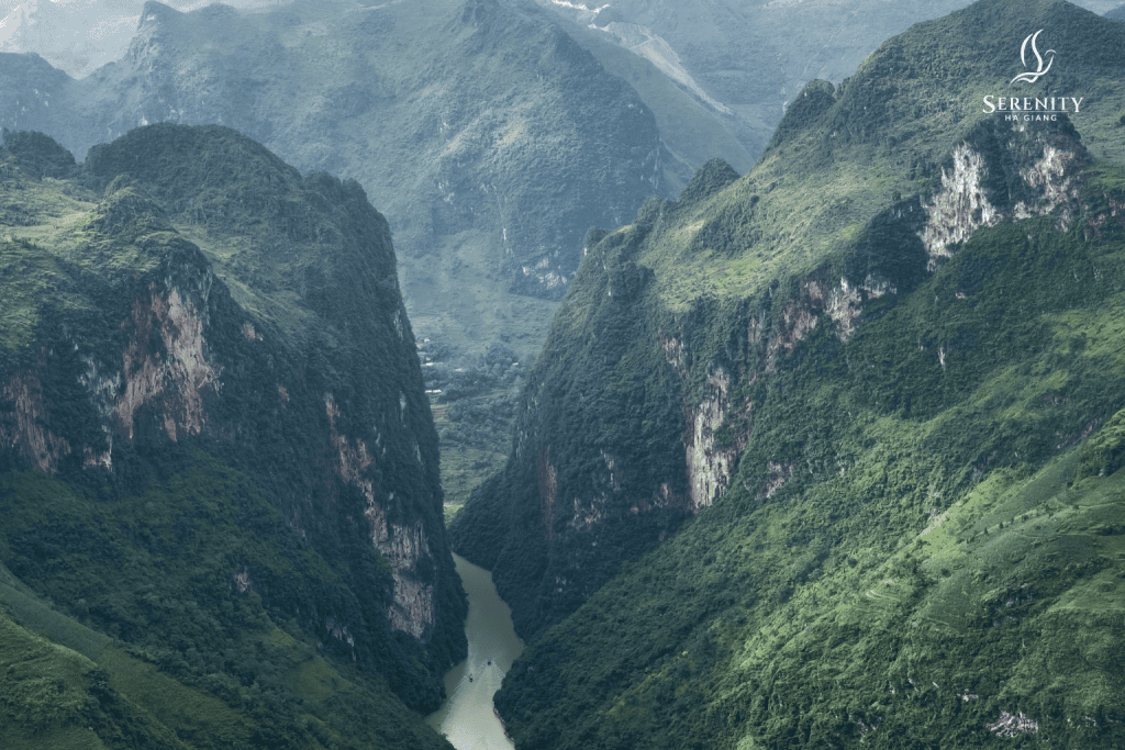 tour ha giang nho que river